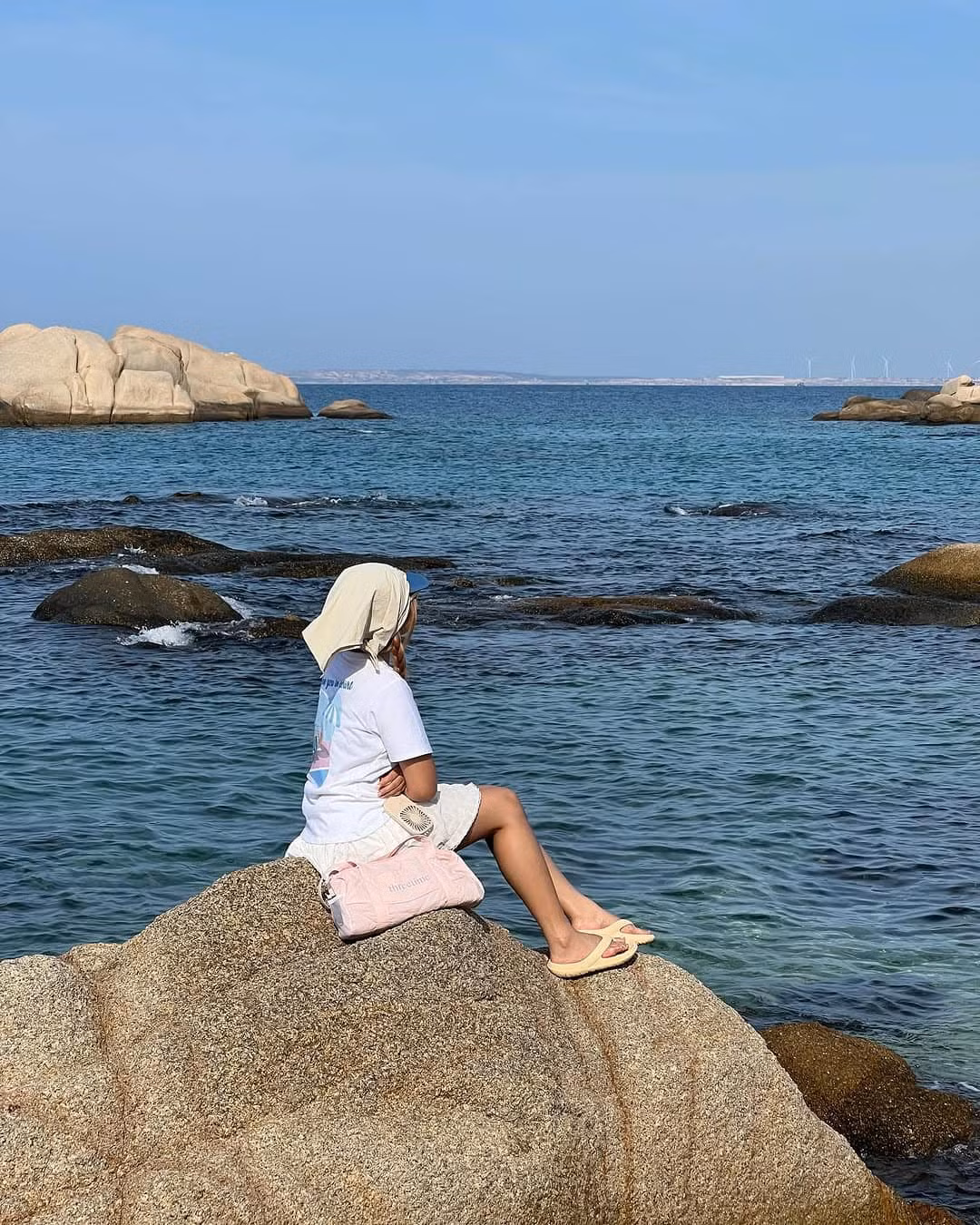 Nơi đây không có khách sạn hay resort, chỉ có vài lán trại nhỏ của ngư dân hoặc bộ đội biên phòng, khiến hành trình đến đảo như một cuộc “trở về” với thiên nhiên đúng nghĩa. Ảnh ins.hie