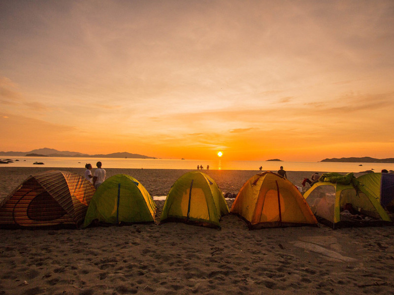 Vào buổi tối, nằm nghe tiếng sóng vỗ trong làn gió biển mát rượi cũng là một trải nghiệm khó quên giữa khung cảnh tĩnh lặng tuyệt đối. Ảnh Internet