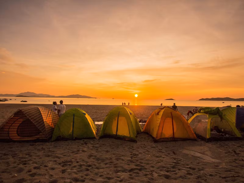 Vào buổi tối, nằm nghe tiếng sóng vỗ trong làn gió biển mát rượi cũng là một trải nghiệm khó quên giữa khung cảnh tĩnh lặng tuyệt đối. Ảnh Internet