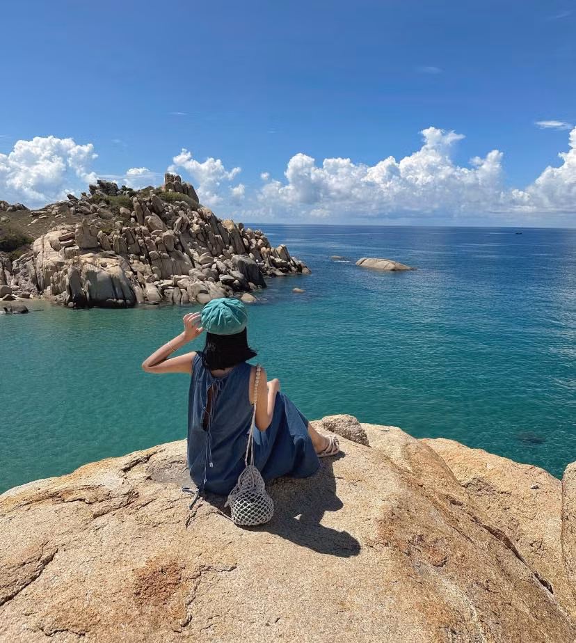 Thời điểm lý tưởng để tham quan là từ tháng 3 đến tháng 8, khi biển lặng, trời trong xanh. Ảnh Thu Thảo