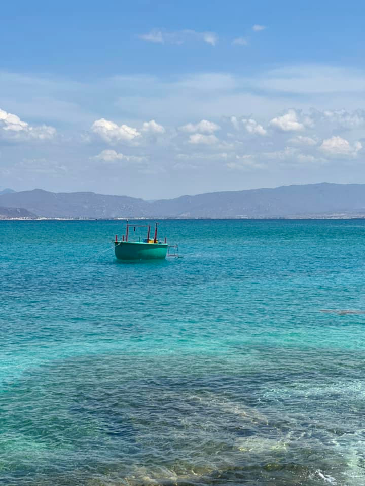 Điều đầu tiên khiến du khách ấn tượng khi đặt chân đến Cù Lao Câu chính là màu nước biển. Từ xanh ngọc bích đến xanh lam đậm, nước biển ở đây thay đổi theo từng thời điểm trong ngày. Ảnh Thu Thảo