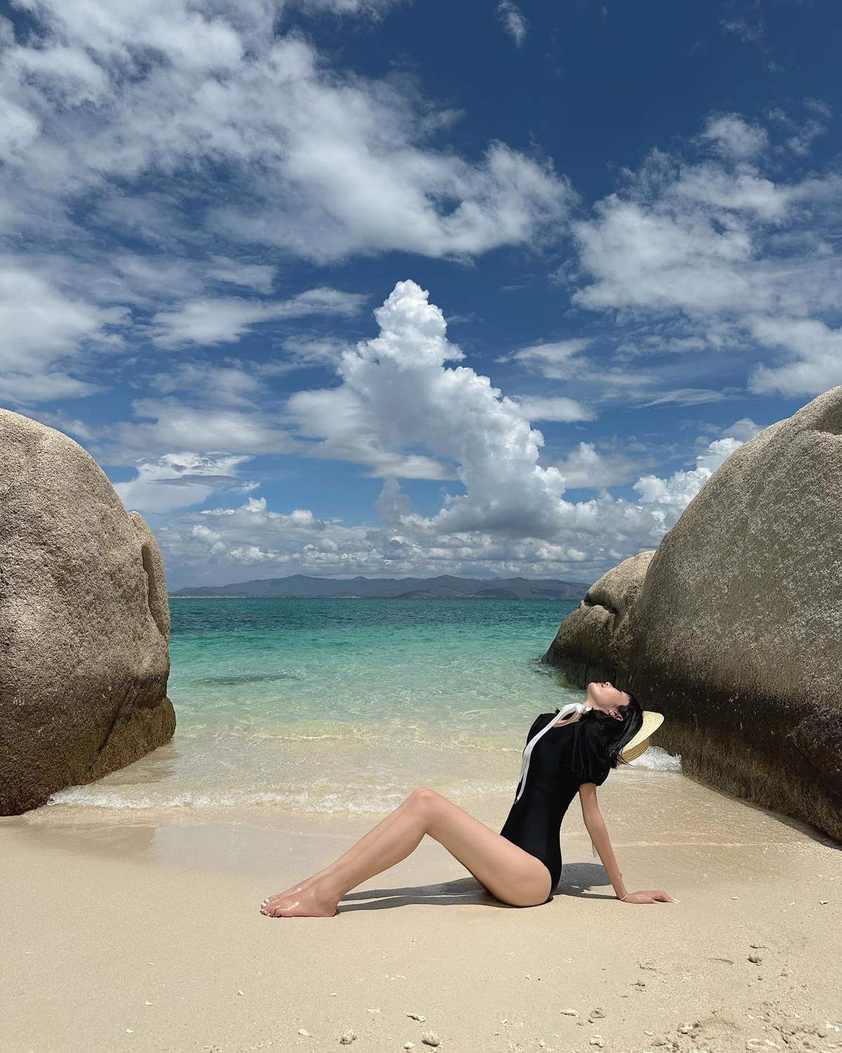 Những bãi đá tự nhiên với hình thù độc đáo như bãi đá bảy màu, hang Yến, hang Ba Hòn... cũng góp phần làm nên vẻ đẹp cuốn hút của hòn đảo. Ảnh Ánh Tuyết