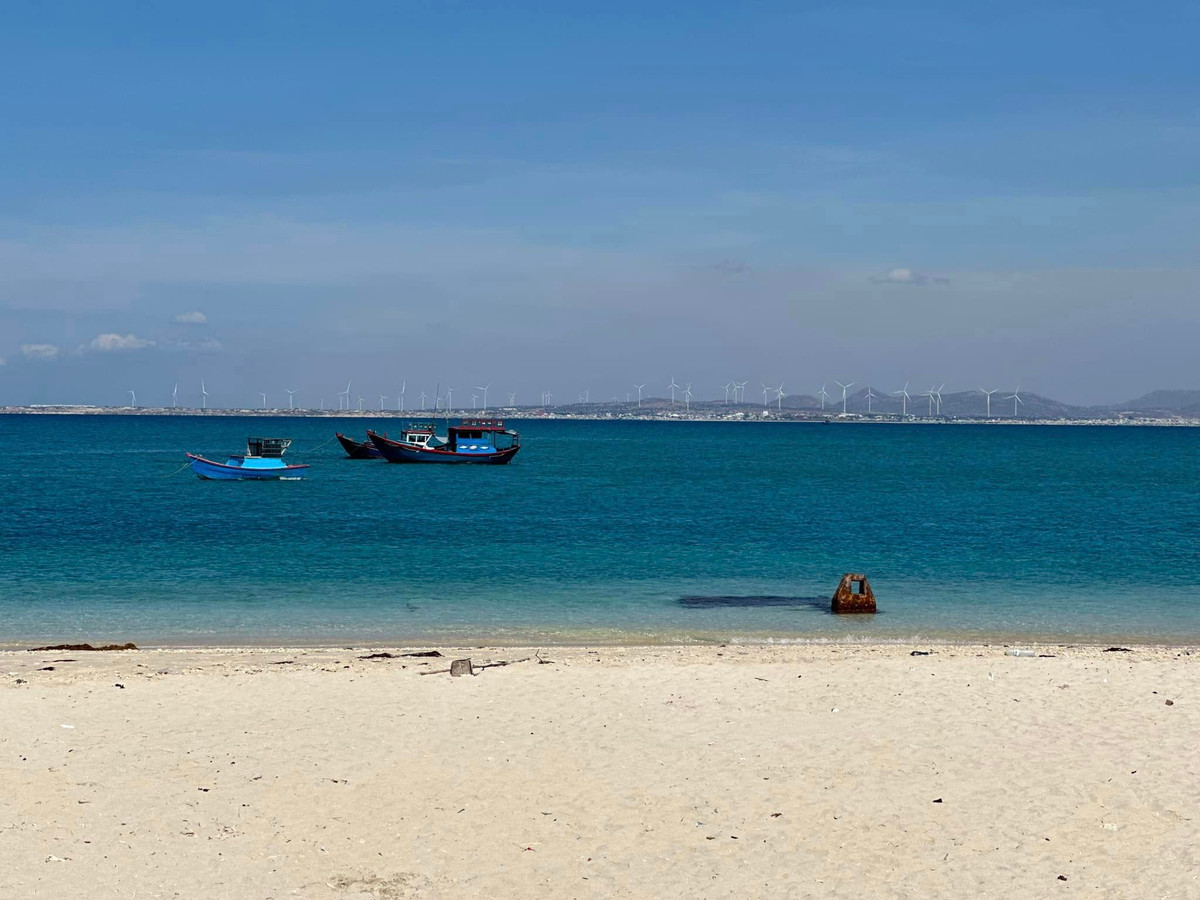 Cách đất liền khoảng 10km, Cù Lao Câu (Bình Thuận) hiện lên như một viên ngọc bích nằm yên ả giữa biển khơi. Ảnh ins.hie