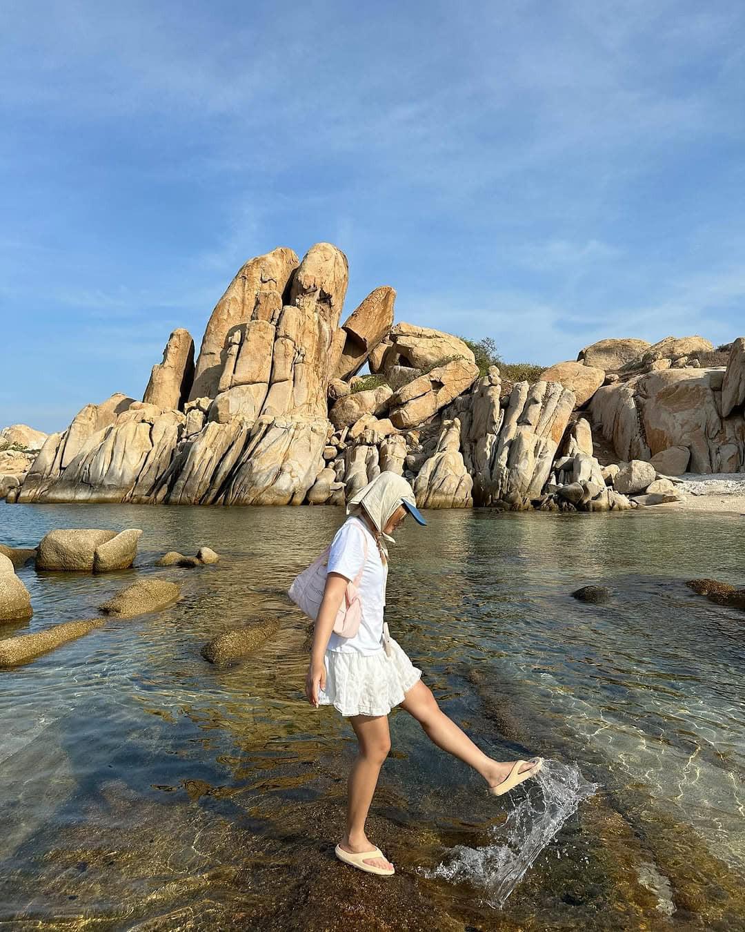 Giữa cái nắng oi ả của hè, Cù Lao Câu mang đến một khoảng trời mát lành và tĩnh tại. Một nơi để du khách lạc bước giữa biển xanh, để chạm vào vẻ đẹp hoang sơ, để lắng nghe tiếng sóng vỗ và “nạp đầy năng lượng” sau những ngày bộn bề. Ảnh ins.hie