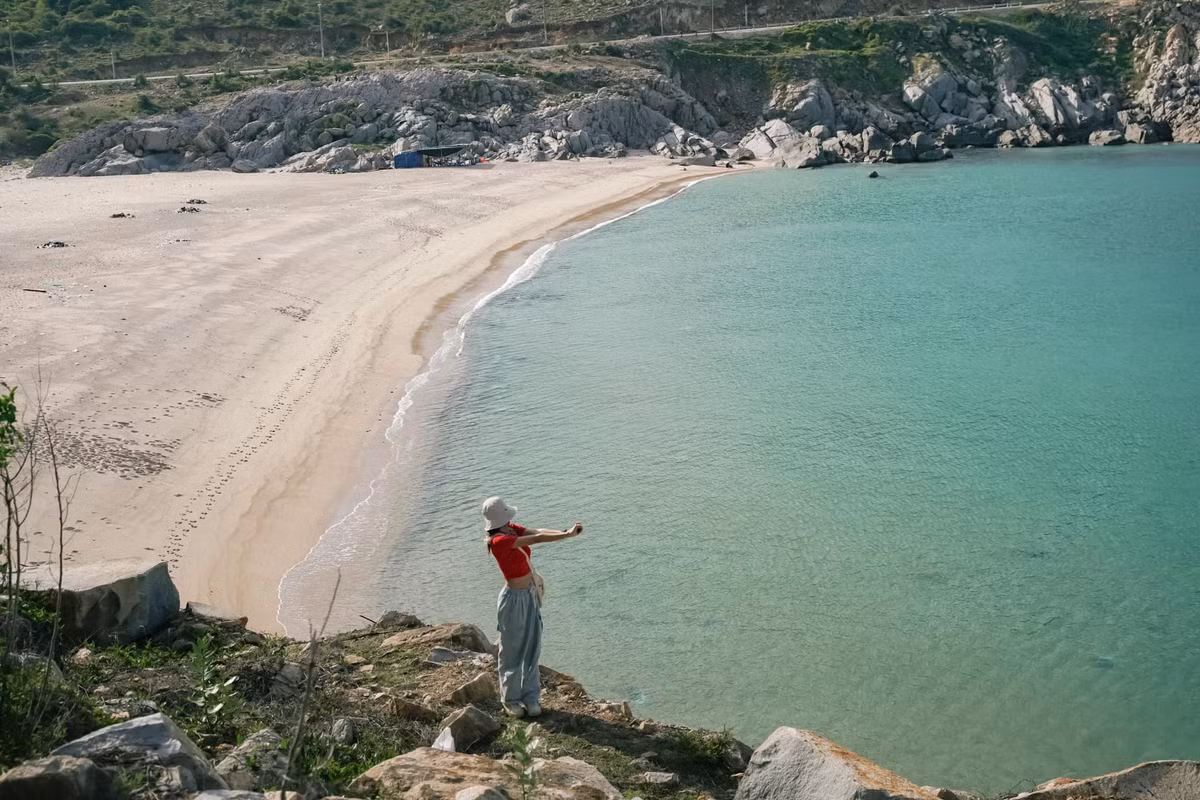 Nằm cách thành phố Phan Rang – Tháp Chàm khoảng 40 km, Vịnh Vĩnh Hy thuộc xã Vĩnh Hải, huyện Ninh Hải, hiện lên như một viên ngọc xanh biếc giữa trùng khơi.