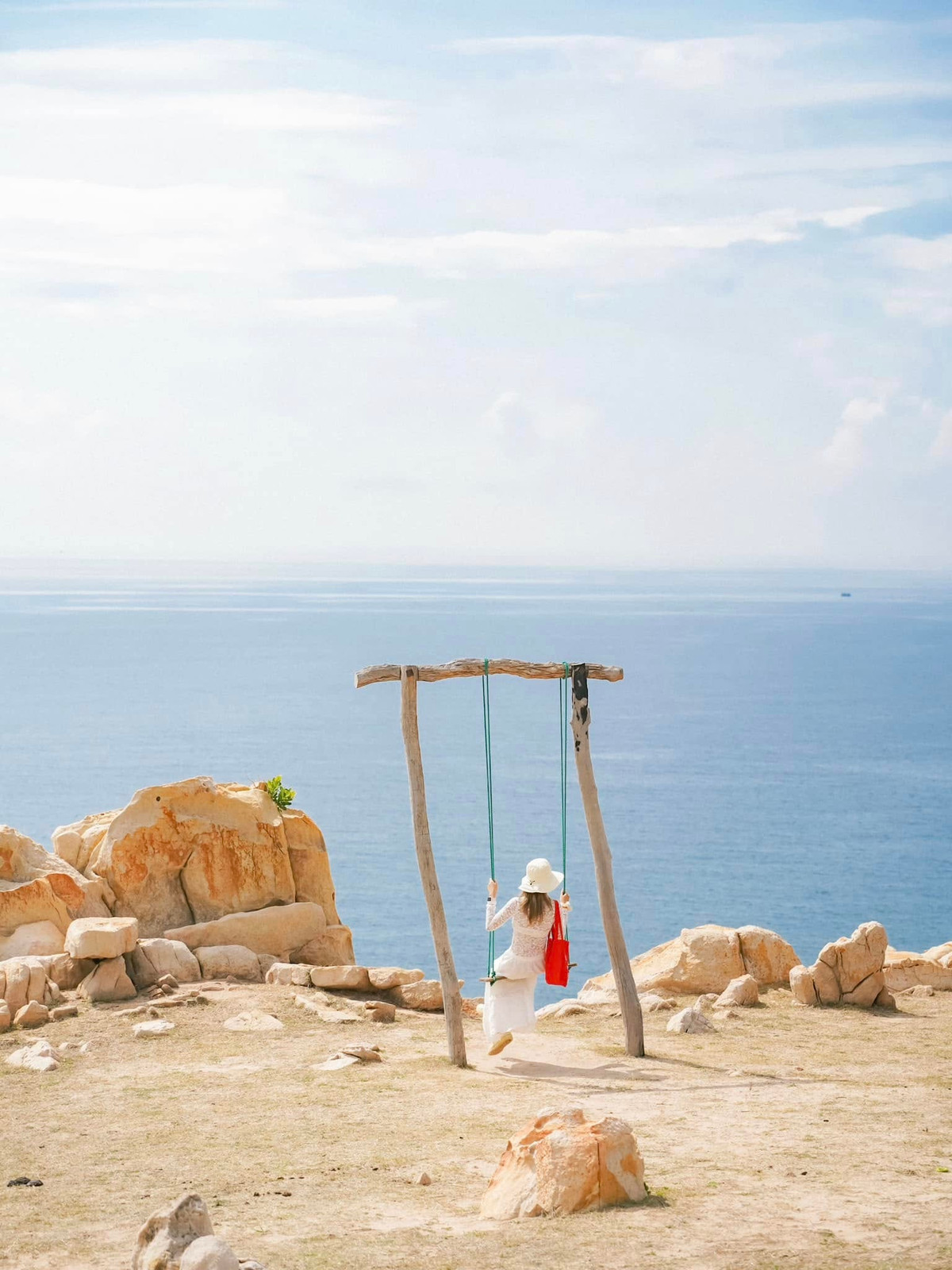 Giữa nhịp sống hiện đại, Vịnh Vĩnh Hy vẫn giữ cho mình vẻ đẹp trong trẻo và bình yên như "đôi mắt biếc" ngày nào, làm say lòng bất cứ ai một lần ghé thăm.