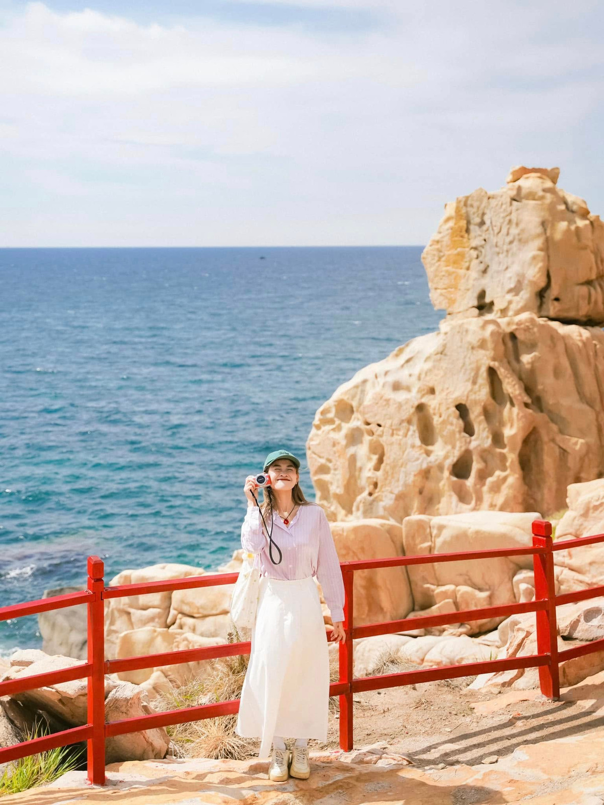 Du khách có thể lựa chọn di chuyển bằng xe máy hoặc ô tô từ trung tâm Phan Rang theo cung đường biển tuyệt đẹp để đến Vĩnh Hy.