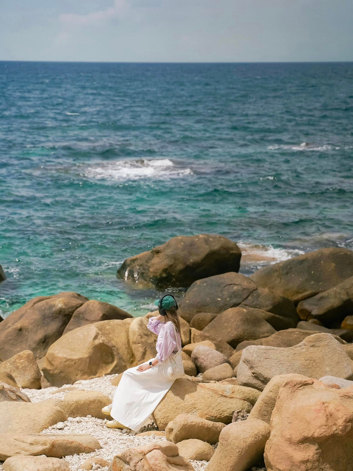 Các lựa chọn lưu trú ở đây cũng rất đa dạng, từ những homestay bình dị đến các khu nghỉ dưỡng cao cấp, phù hợp với nhiều nhu cầu khác nhau.