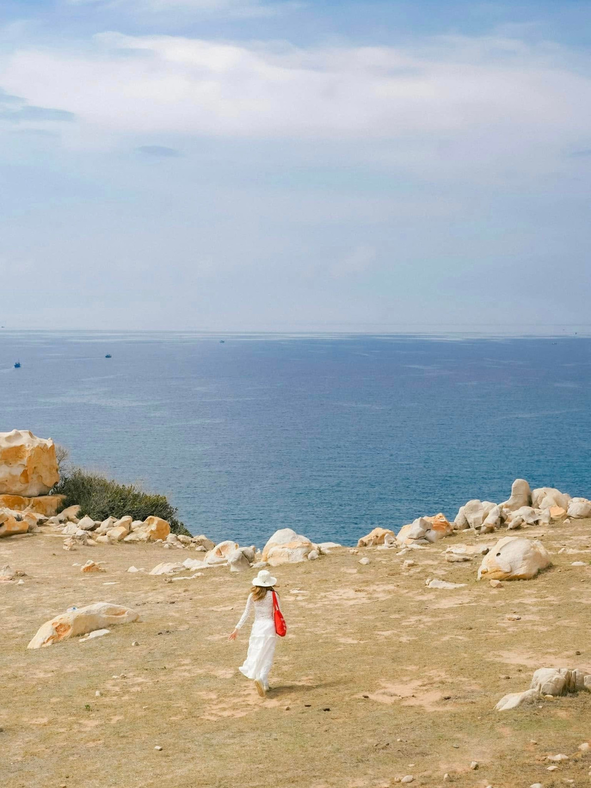 Ngoài ra, Vườn quốc gia Núi Chúa gần đó là điểm đến lý tưởng cho những ai yêu thích trekking, khám phá thiên nhiên. Những con đường mòn xuyên rừng, những thảm thực vật độc đáo và hệ sinh thái quý hiếm hứa hẹn đem đến hành trình khám phá đầy thú vị.