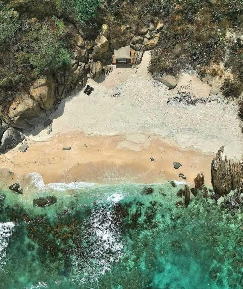 Khoảng thời gian từ tháng 5 đến tháng 8 được xem là đẹp nhất để khám phá Vĩnh Hy, khi thời tiết nắng đẹp, biển lặng, thuận tiện cho các hoạt động tham quan và trải nghiệm.