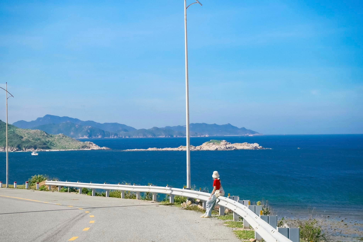 Dọc theo con đường ven biển dẫn đến Vĩnh Hy, những cung đèo uốn lượn giữa một bên là vách đá dựng đứng, một bên là biển xanh trải dài bất tận khiến bất kỳ ai cũng phải trầm trồ. Mỗi khúc cua, mỗi góc nhìn đều như một bức tranh thiên nhiên sống động.