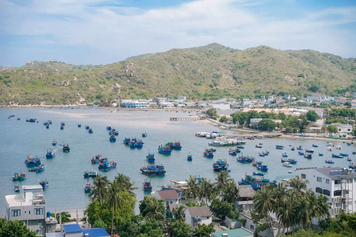 Những con thuyền thúng nhỏ xinh, những bè cá nổi lấp lánh dưới nắng tạo nên nét chấm phá bình dị giữa không gian hùng vĩ.