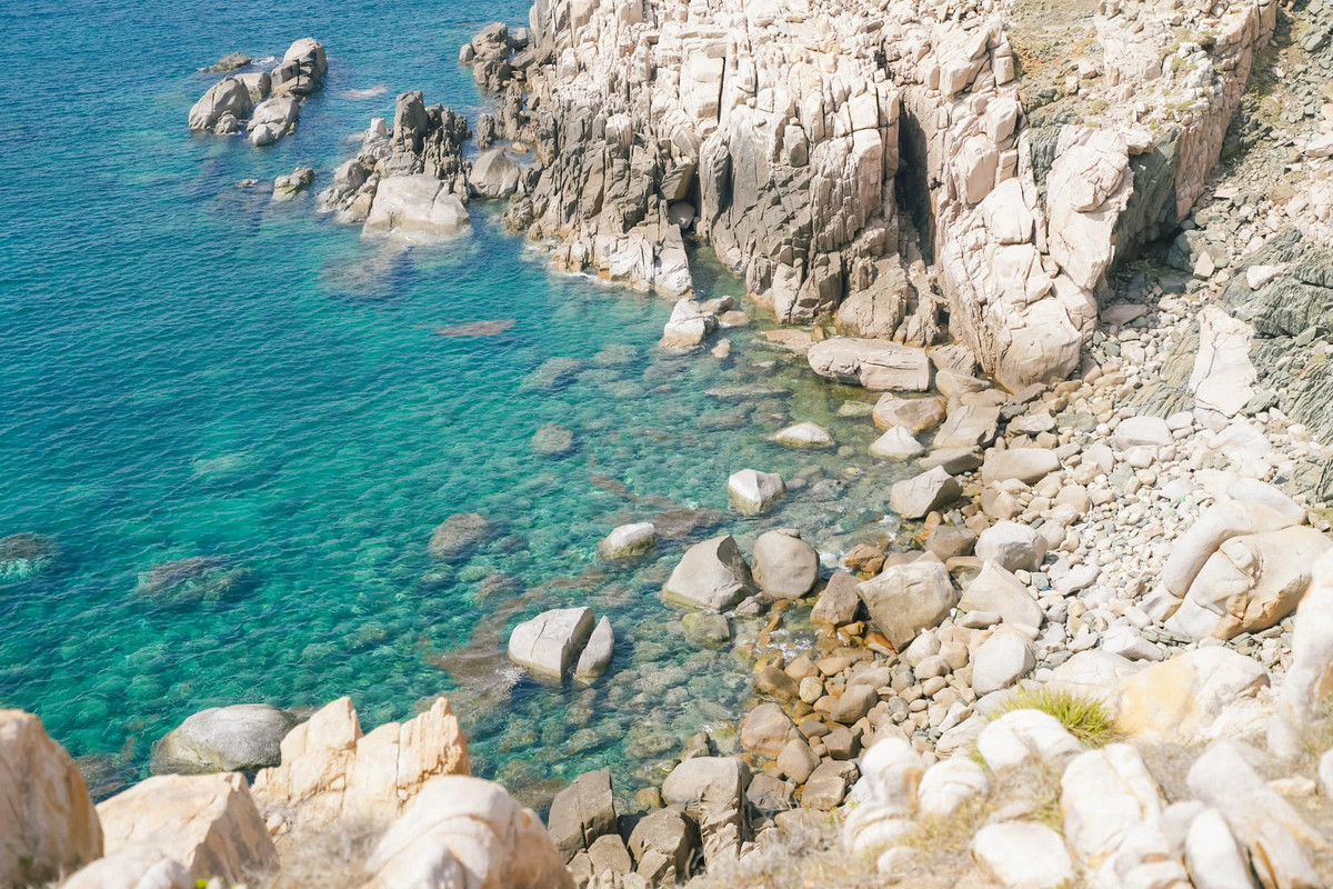 Ba mặt được bao bọc bởi những triền núi cao xanh thẫm, một mặt hướng thẳng ra biển khơi, Vĩnh Hy mang đến khung cảnh yên bình, thơ mộng.