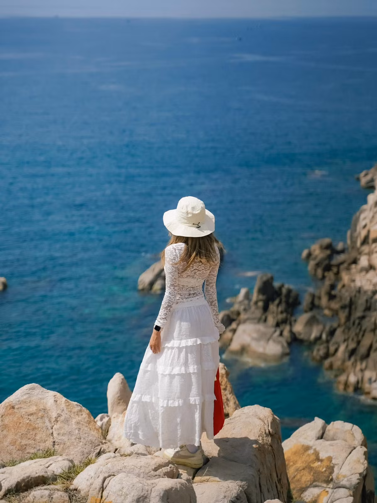 Vào những ngày nắng đẹp, mặt nước vịnh trong veo như tấm gương khổng lồ, phản chiếu màu trời cao và núi biếc.