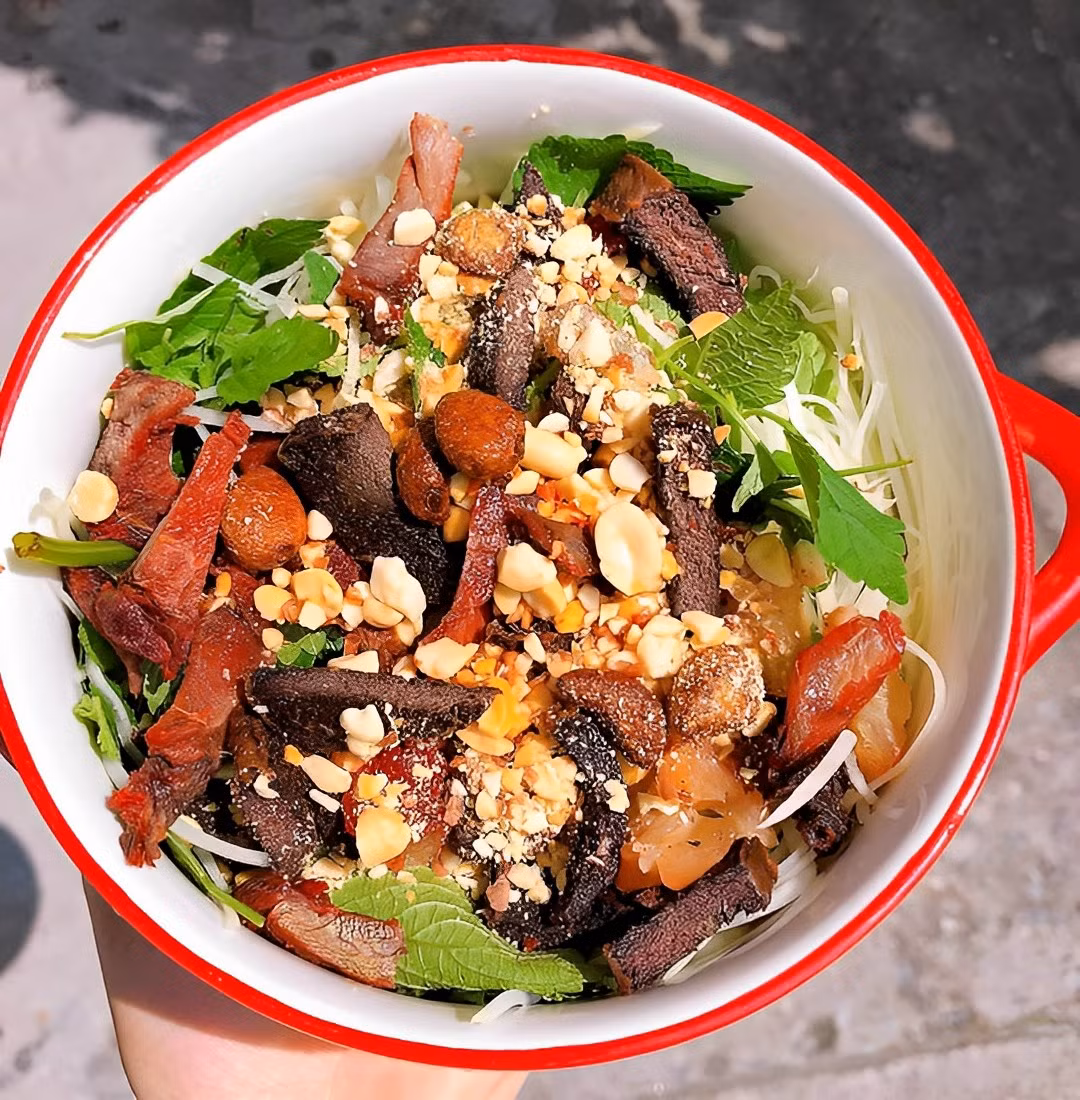 Món ăn vặt nổi tiếng ở phố cổ Hà Nội, nộm bò khô với đu đủ xanh giòn, bò khô dai ngon, lạc rang và nước trộn chua cay mặn ngọt không chỉ kích thích vị giác mà còn giúp cơ thể “hạ nhiệt” trong những ngày hè nắng nóng. Ảnh Internet