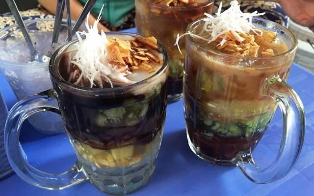 Chè thập cẩm là món tráng miệng mát lạnh với đủ loại topping như đậu đỏ, đậu xanh, thạch, trân châu… hòa quyện trong nước cốt dừa thơm béo. Đây là lựa chọn lý tưởng để giải nhiệt sau mỗi bữa ăn hoặc vào buổi chiều nắng nóng. Ảnh Internet