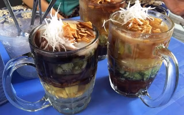 Chè thập cẩm là món tráng miệng mát lạnh với đủ loại topping như đậu đỏ, đậu xanh, thạch, trân châu… hòa quyện trong nước cốt dừa thơm béo. Đây là lựa chọn lý tưởng để giải nhiệt sau mỗi bữa ăn hoặc vào buổi chiều nắng nóng. Ảnh Internet