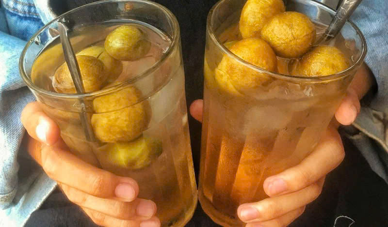 Nhắc đến thức uống giải nhiệt mùa hè đặc trưng của Hà Nội, không thể không kể đến nước sấu. Quả sấu tươi có vị chua gắt, nhưng khi được ngâm vói đường, gừng lại trở thành một thứ nước giải khát tuyệt vời với vị chua ngọt hài hoà, thơm mùi gừng nhẹ. Một cốc nước sấu đá mát lạnh với vài quả sấu ngâm giòn tan trong đó có khả năng làm dịu con khát và xua tan cái nóng tức thì. Ảnh Internet