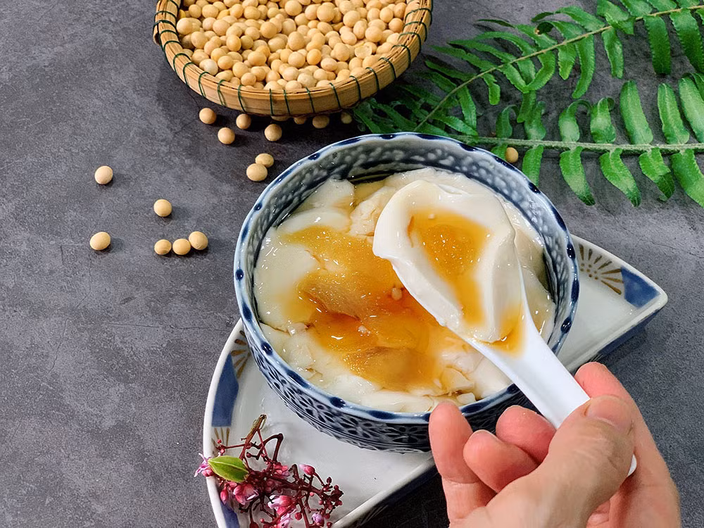 Mềm mịn, thanh mát và nhẹ bụng, tào phớ là món ăn vặt dân dã rất được ưa chuộng. Thường được ăn cùng nước đường hoa nhài, thêm vài lát dừa khô hoặc trân châu, món ăn này vừa giúp mát gan, lại thơm ngon dễ ăn. Ảnh Internet