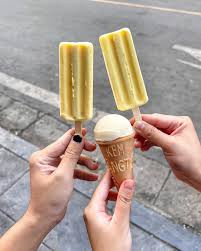 Nhắc đến kem Hà Nội là nhắc đến kem Tràng Tiền – món ăn tuổi thơ của nhiều thế hệ. Dù là kem ốc quế, kem que hay kem cốm, hương vị mát lạnh, ngọt ngào vẫn luôn là “cứu cánh” cho những ngày oi ả. Ảnh Internet