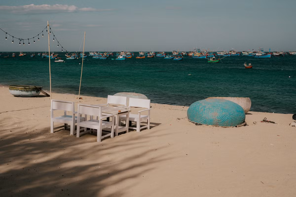 Với vẻ đẹp nguyên sơ, sự giao hòa giữa núi và biển, cùng nhịp sống bình dị của ngư dân, Sơn Hải hứa hẹn sẽ là một trải nghiệm tuyệt vời cho du khách yêu thích thiên nhiên, thích tìm hiểu cuộc sống vùng biển và khám phá những khoảnh khắc thanh bình hiếm có.