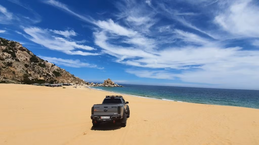 Trên hành trình đến Sơn Hải, du khách sẽ có cơ hội chiêm ngưỡng cảnh sắc thiên nhiên tuyệt đẹp với một bên là biển xanh mênh mông, một bên là những dãy núi đá cao chót vót.