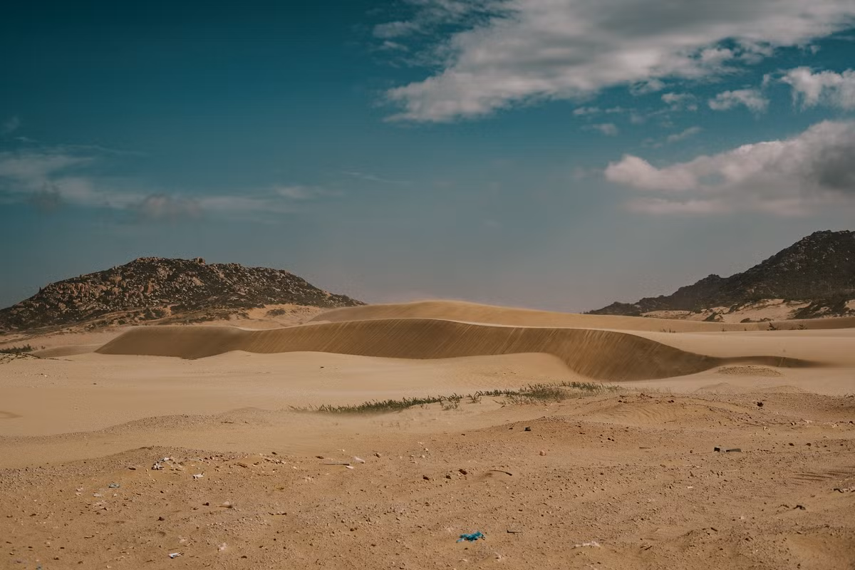 Bãi cát trắng mịn kéo dài vô tận, nước biển trong vắt như tấm gương phản chiếu bầu trời xanh ngắt. Đây là thời điểm tuyệt vời để du khách chiêm ngưỡng một khung cảnh thanh bình, thư thái, xa rời những ồn ào, nhộn nhịp của đô thị. Ảnh Lương Phong