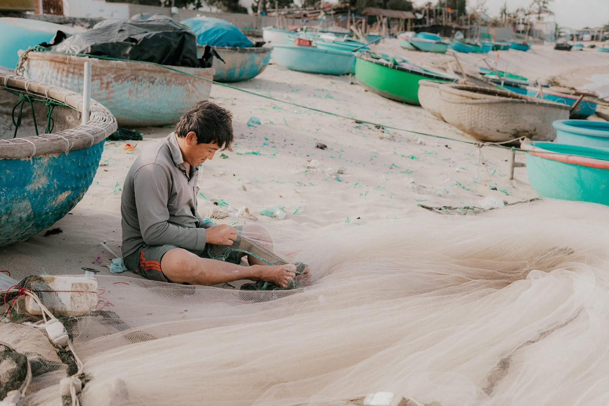 Một trong những lý do khiến Sơn Hải trở thành điểm đến hấp dẫn chính là nhịp sống bình dị của người dân nơi đây. Du khách đến với làng chài không chỉ để ngắm cảnh mà còn có thể tham gia vào các hoạt động của ngư dân. Ảnh Lương Phong