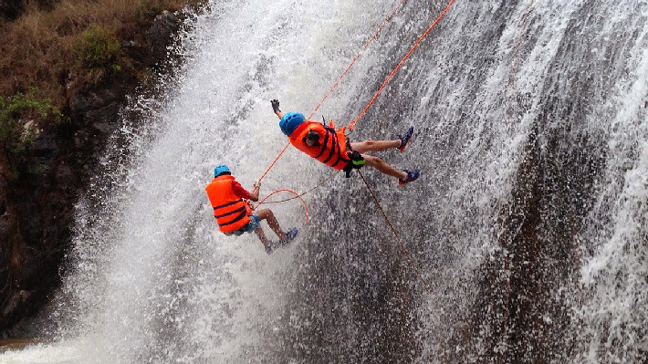 Trải nghiệm vượt thác tại Đà Lạt: Không chỉ nổi tiếng với khí hậu mát mẻ, Đà Lạt còn là nơi lý tưởng để thử sức với canyoning – hoạt động kết hợp đu dây xuống thác, đi bộ rừng và bơi suối. Các tour thường bắt đầu với phần luyện tập trên vách khô để người chơi làm quen trước khi chinh phục những con thác cao giữa thiên nhiên hoang dã. Ngoài ra, du khách có thể trải nghiệm chèo kayak, cắm trại, đạp xe địa hình hay leo núi.... khi đến Đà Lạt. Ảnh Internet