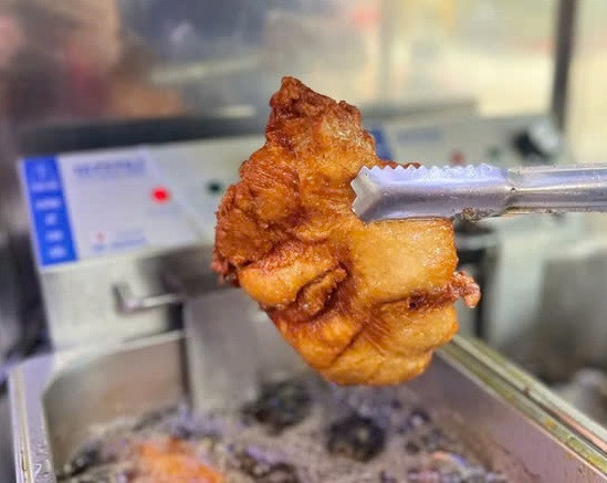 Thịt xíu ăn kèm thường được rim hoặc quay kỹ, có vị mặn ngọt cân bằng, lớp ngoài hơi cháy cạnh tạo cảm giác giòn nhẹ, bên trong lại mềm mọng. Ảnh Internet