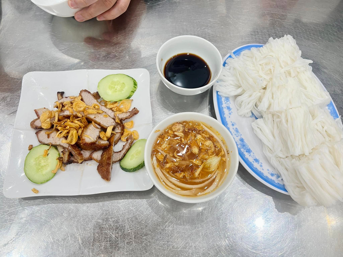 Không cầu kỳ, không phô trương, phở chấm xíu mang nét mộc mạc như chính con người nơi đây. Dù không quá phổ biến tại các thành phố lớn, món ăn này vẫn là một “đặc sản tâm hồn” được người Nam Định xa quê nhớ mãi. Ảnh Internet