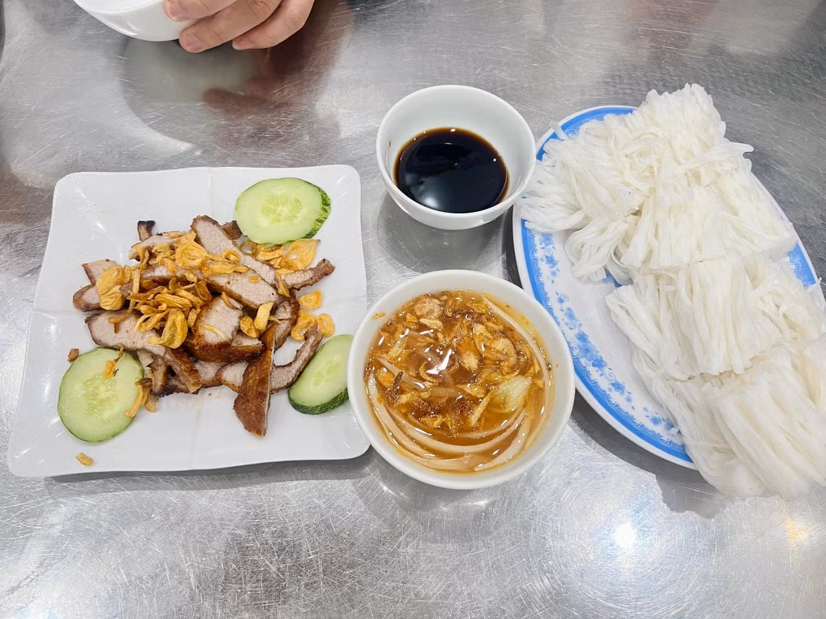 Không cầu kỳ, không phô trương, phở chấm xíu mang nét mộc mạc như chính con người nơi đây. Dù không quá phổ biến tại các thành phố lớn, món ăn này vẫn là một “đặc sản tâm hồn” được người Nam Định xa quê nhớ mãi. Ảnh Internet