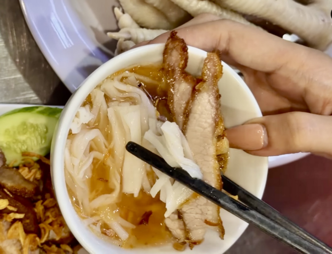 Thực khách sẽ gắp từng miếng phở, chấm vào bát nước dùng đặc sánh ấy cùng thịt xíu mềm thơm. Hương vị của món ăn như là sự giao thoa giữa món phở truyền thống và phong cách “phở cuốn – phở trộn” hiện đại.