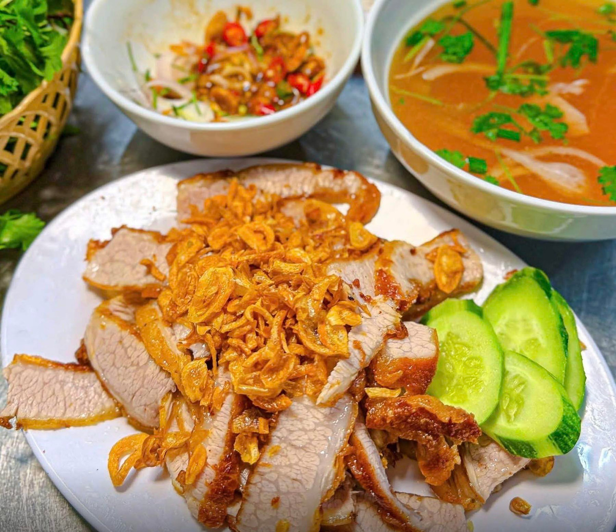 Không giống với bát phở truyền thống với nước dùng ngập ngụa, phở chấm được phục vụ theo cách rất riêng. Một đĩa bánh phở thái bản to được bày gọn gàng bên cạnh bát nước chấm nóng hổi, đậm đà được pha từ nước dùng ninh xương kết hợp với tương, gia vị và đặc biệt là xíu – thịt heo quay hoặc thịt nạc vai rim đậm đà.