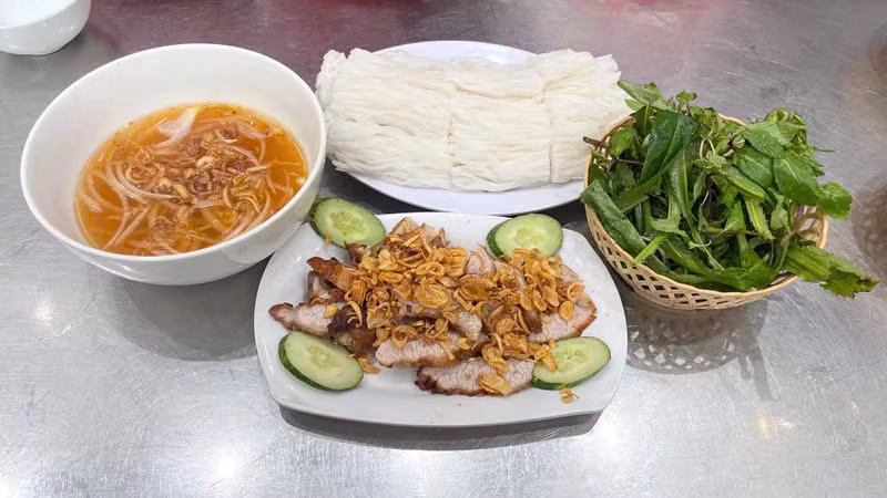 Cách ăn cũng thú vị không kém: bánh phở không chan mà được chấm, vừa giữ được độ dẻo dai của phở, vừa cảm nhận rõ vị đậm đà của nước dùng – một kiểu thưởng thức tinh tế và tiết chế mà người Nam Định đã sáng tạo nên. Ảnh Internet