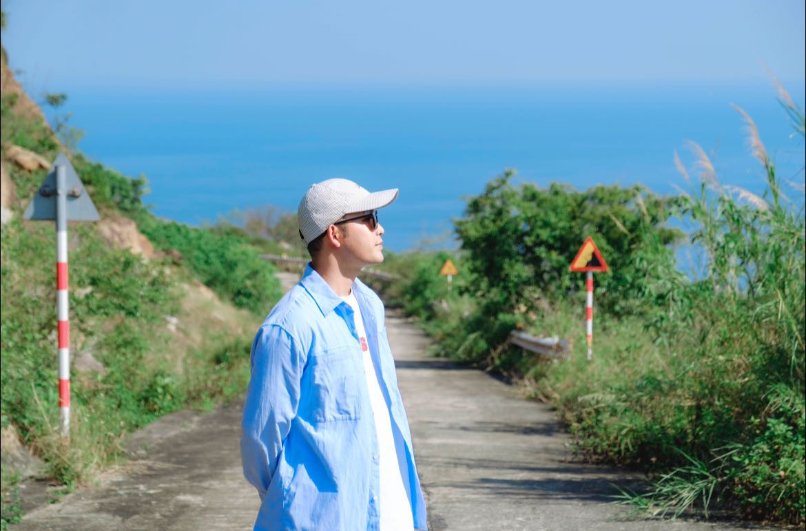 Du khách có thể đi dạo trên những phiến đá rêu phong, thả chân xuống làn nước mát lạnh, hoặc đơn giản là nằm nghe sóng vỗ rì rào trong không khí trong lành.