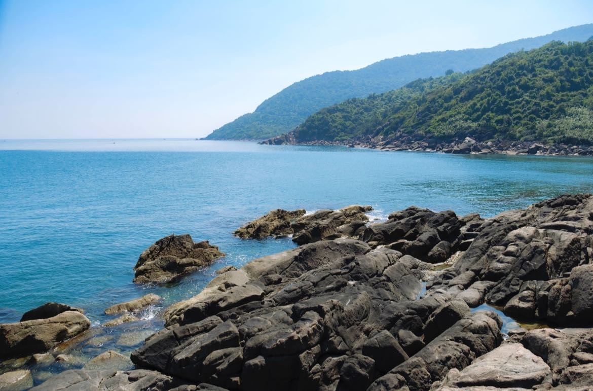 Không có hàng quán xô bồ, không dịch vụ ồn ào, đến Bãi Đá Đen là trở về với thiên nhiên thuần khiết