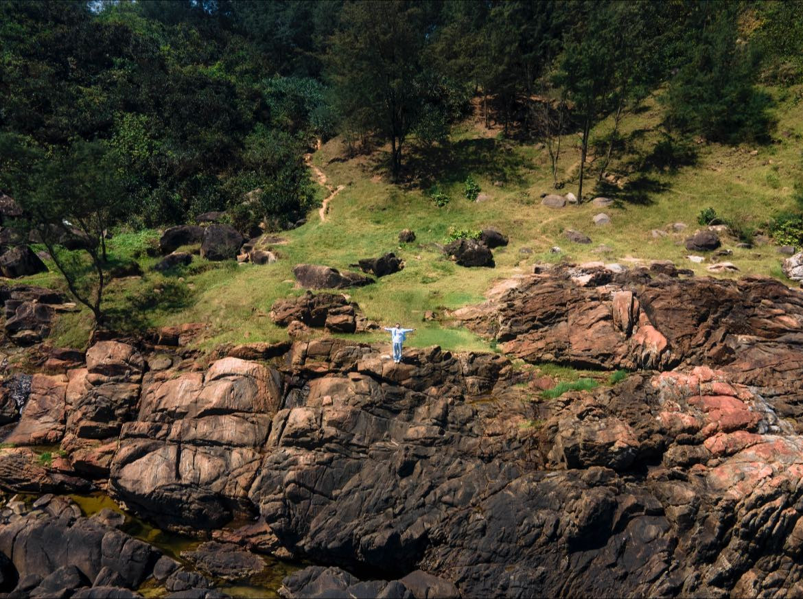 Đặc biệt vào buổi sáng sớm hoặc chiều muộn, Bãi Đá Đen khoác lên mình vẻ đẹp dịu dàng, trầm lắng – rất thích hợp để tịnh tâm và thư giãn.