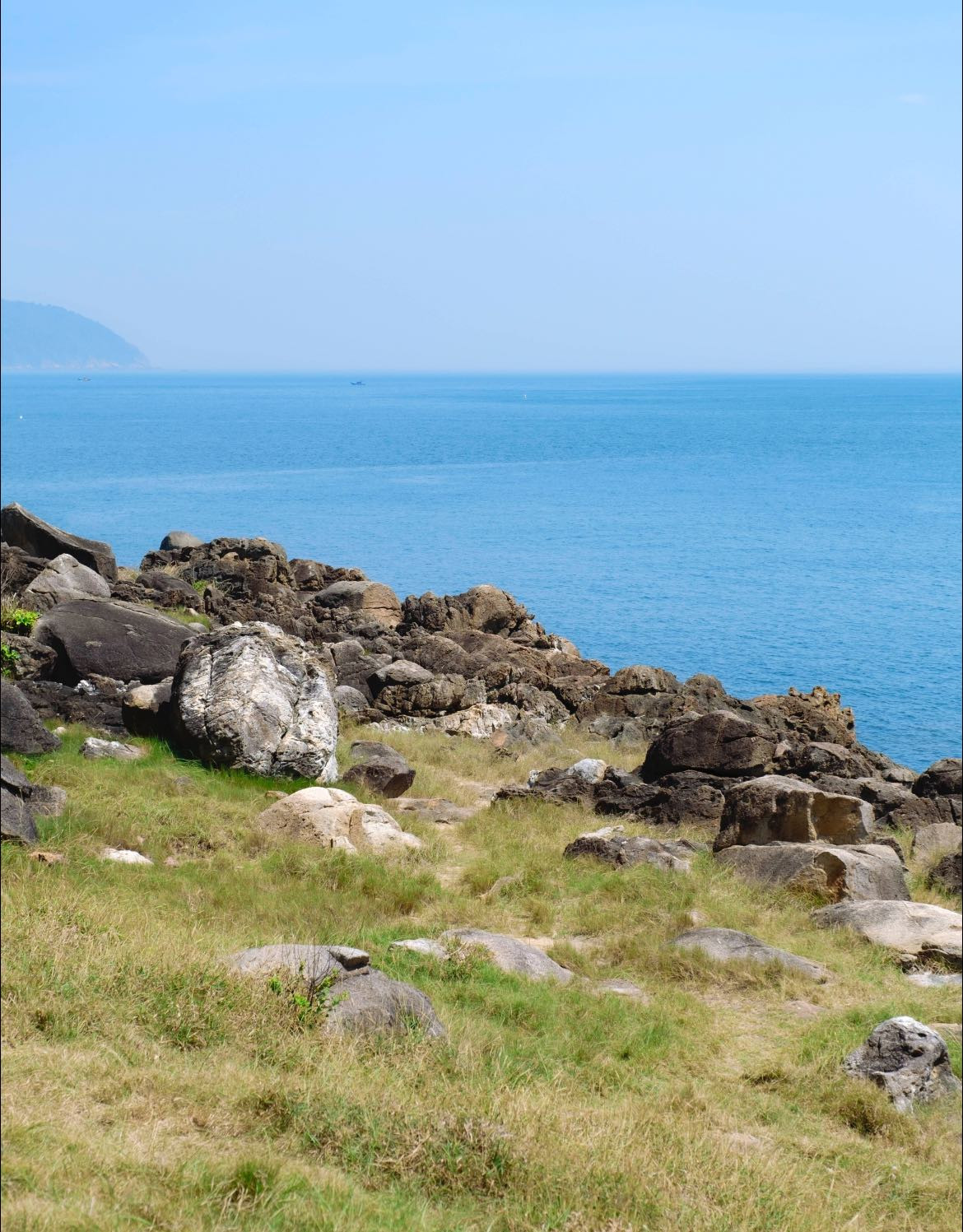 Vì còn khá hoang sơ, du khách nên chuẩn bị sẵn nước uống, đồ ăn nhẹ, kem chống nắng, và giày đế mềm để dễ di chuyển trên đá.