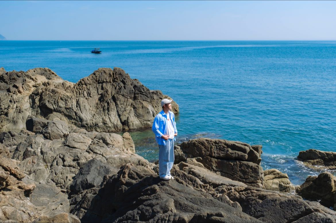 Bãi Đá Đen nằm cách trung tâm Đà Nẵng khoảng 10 km, theo hướng lên bán đảo Sơn Trà.