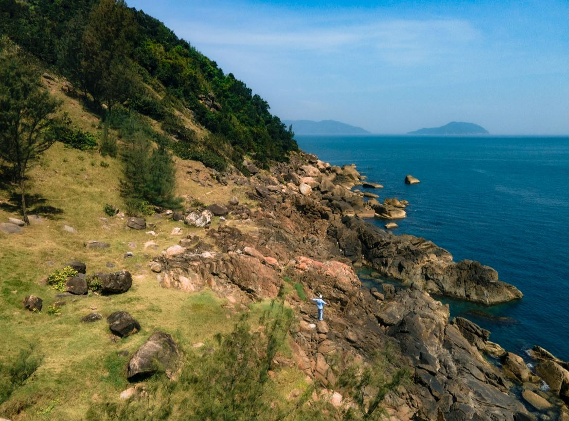 Nếu có ý định ở lại lâu hoặc cắm trại, hãy đảm bảo giữ gìn vệ sinh môi trường và không xả rác bừa bãi, để Bãi Đá Đen luôn giữ được vẻ đẹp vốn có.