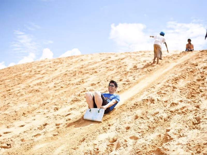 Trượt ván, trượt cát ở Mũi Né: Mũi Né, Phan Thiết nổi bật với những đồi cát khổng lồ, nơi du khách có thể trải nghiệm trượt cát như ở sa mạc Sahara. Một trong những hoạt động nổi bật là lướt ván diều - môn thể thao sử dụng sức gió để kéo ván trượt trên mặt biển. Mùa gió mạnh nhất từ tháng 11 đến tháng 3, lý tưởng cho người đã có kinh nghiệm chơi lướt ván diều. Ảnh Internet
