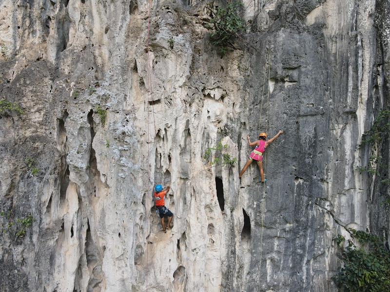 Leo núi đá tại Hữu Lũng: Với địa hình núi đá vôi đa dạng, Việt Nam ngày càng được biết đến như một điểm đến lý tưởng cho bộ môn leo núi. Trong đó, thung lũng Yên Thịnh (Hữu Lũng, Lạng Sơn), cách Hà Nội khoảng hai giờ lái xe, đang dần trở thành điểm đến hàng đầu. Khu vực này có nhiều vách đá dựng đứng, nhũ đá, địa hình kỹ thuật cao. Đặc biệt, phần lớn các vách quay về hướng Bắc, giúp người leo núi có thể hoạt động trong bóng râm. Ảnh Internet
