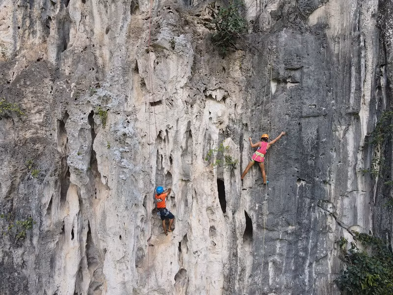Leo núi đá tại Hữu Lũng: Với địa hình núi đá vôi đa dạng, Việt Nam ngày càng được biết đến như một điểm đến lý tưởng cho bộ môn leo núi. Trong đó, thung lũng Yên Thịnh (Hữu Lũng, Lạng Sơn), cách Hà Nội khoảng hai giờ lái xe, đang dần trở thành điểm đến hàng đầu. Khu vực này có nhiều vách đá dựng đứng, nhũ đá, địa hình kỹ thuật cao. Đặc biệt, phần lớn các vách quay về hướng Bắc, giúp người leo núi có thể hoạt động trong bóng râm. Ảnh Internet