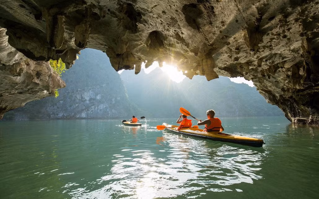 Chèo kayak giữa vịnh Hạ Long: Vịnh Hạ Long nổi bật với hàng ngàn núi đá vôi nhô lên từ mặt biển xanh ngọc. Một trong những cách để cảm nhận vẻ đẹp kỳ vĩ nơi đây là tham gia các hành trình 1-2 ngày kết hợp chèo kayak, khám phá hang động, đạp xe trên đảo nhỏ. Những hoạt động này dễ tiếp cận và phù hợp với đa số du khách, kể cả người chưa có kinh nghiệm. Ảnh Internet