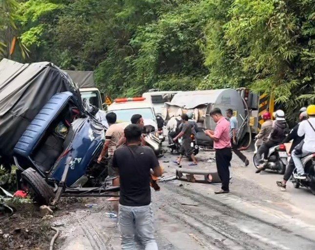 Xe bồn chở hóa chất gây tai nạn liên hoàn trên đèo Bảo Lộc Xe bon cho hoa chat gay tai nan lien hoan tren deo Bao Loc