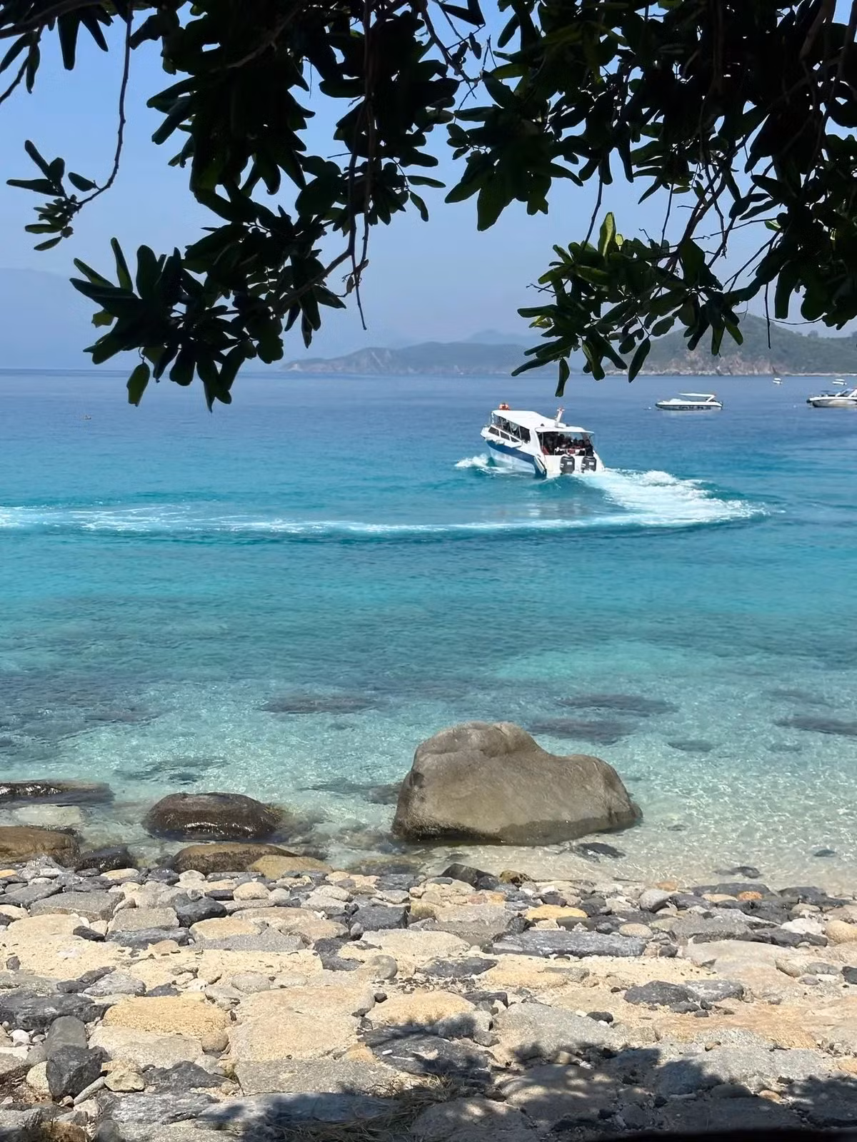 Từ xa nhìn lại, Hòn Mun như một bức tranh thiên nhiên sống động với biển xanh ngắt, bầu trời trong veo và những triền đá kỳ vĩ nối tiếp nhau tạo thành những đường cong mềm mại, đầy chất thơ. Ảnh Linkcheese