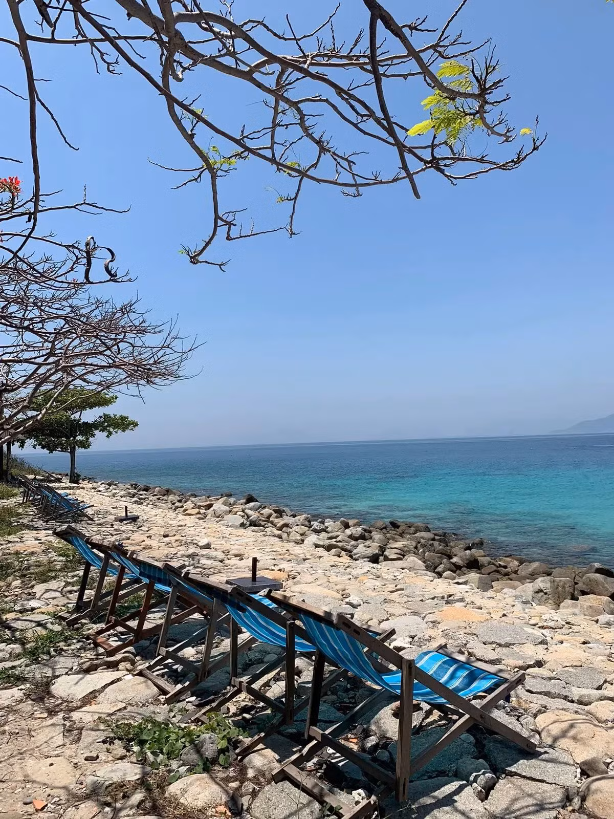 Khác xa với những điểm du lịch đông đúc, Hòn Mun vẫn giữ được vẻ hoang sơ và yên bình hiếm có. Ảnh Linkcheese