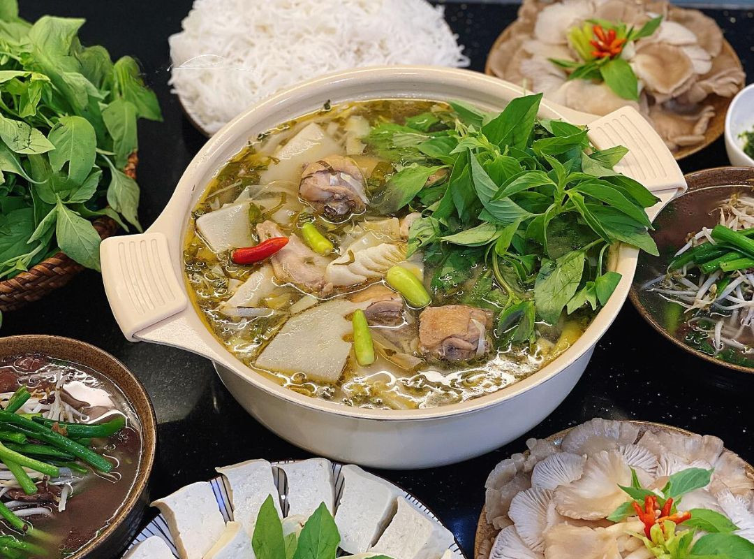 Không cầu kỳ nhưng rất hấp dẫn, lẩu gà lá é có vị the nhẹ, thơm dịu đặc trưng của lá é. Ăn kèm với bún, rau sống và nấm, món lẩu này thích hợp để cả gia đình cùng thưởng thức và trò chuyện bên nồi lẩu nghi ngút khói. Ảnh Internet