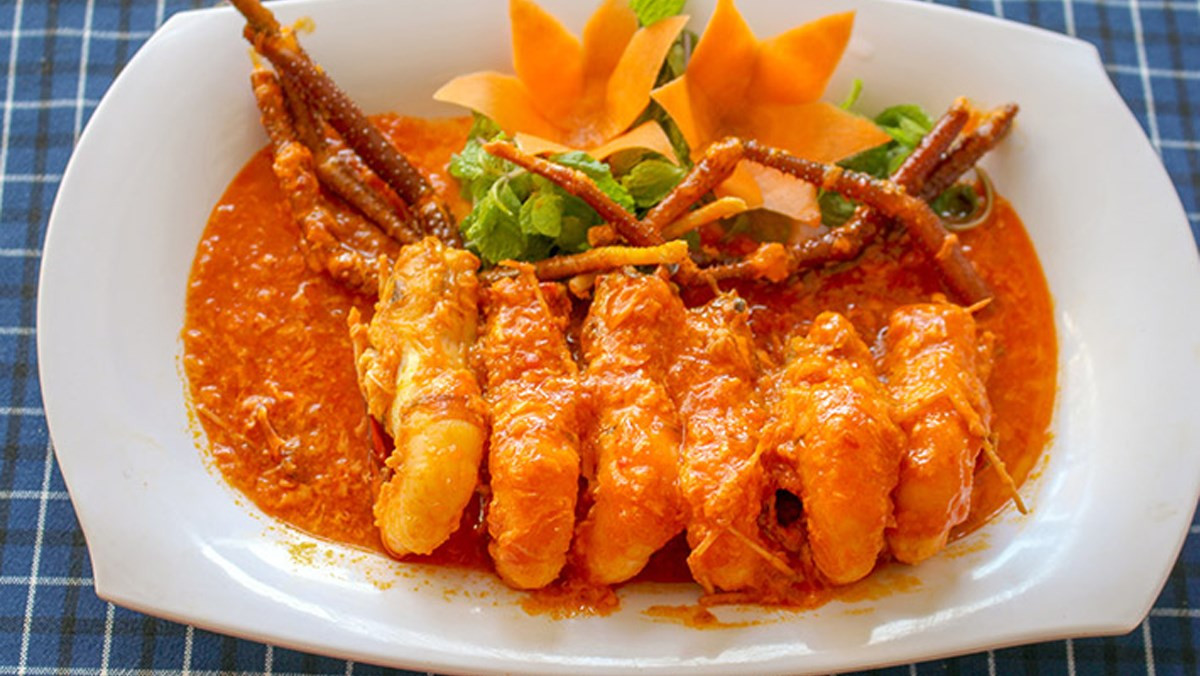 Tôm chiên "không lối thoát" giòn rụm hoà quyện cùng với sốt trứng muối béo ngậy. Tôm lăn bột chiên giòn, phủ lớp sốt trứng muối béo mịn là món ăn "gây nghiện" với mọi độ tuổi. Vị mặn ngọt hài hòa, kết hợp với cơm trắng hoặc ăn chơi đều hấp dẫn. Ảnh Internet